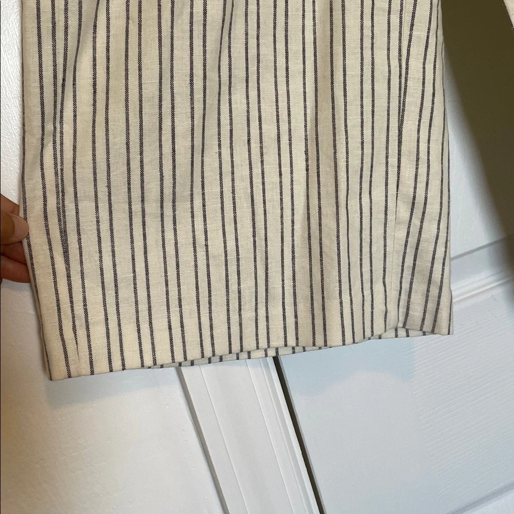 Women’s S Apt. 9 cream/blue vertical stripe 53% linen 2% spandex wide leg capris